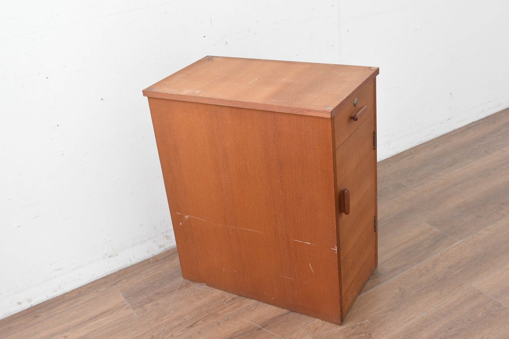 和製ヴィンテージ　チーク材　北欧デザインのシンプルなサイドキャビネット　(R-086693)