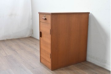 和製ヴィンテージ　チーク材　北欧デザインのシンプルなサイドキャビネット　(R-086693)