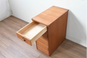 和製ヴィンテージ　チーク材　北欧デザインのシンプルなサイドキャビネット　(R-086693)