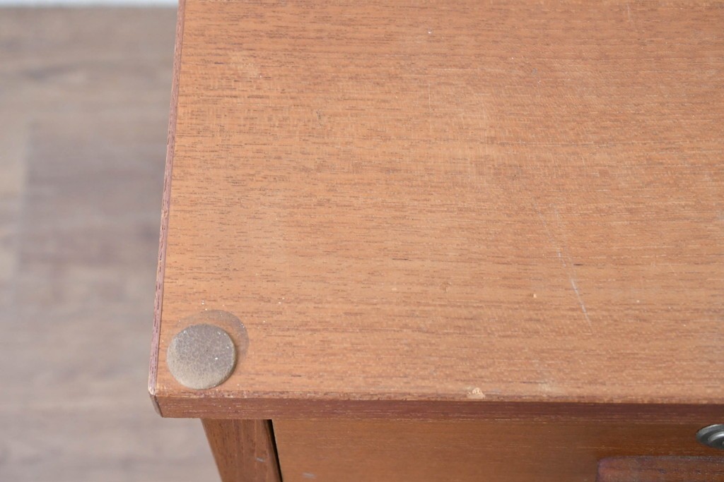 和製ヴィンテージ　チーク材　北欧デザインのシンプルなサイドキャビネット　(R-086693)