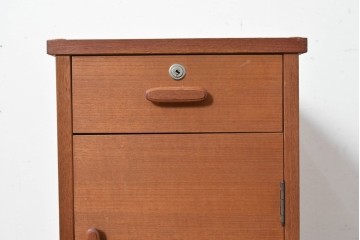 和製ヴィンテージ　チーク材　北欧デザインのシンプルなサイドキャビネット　(R-086693)