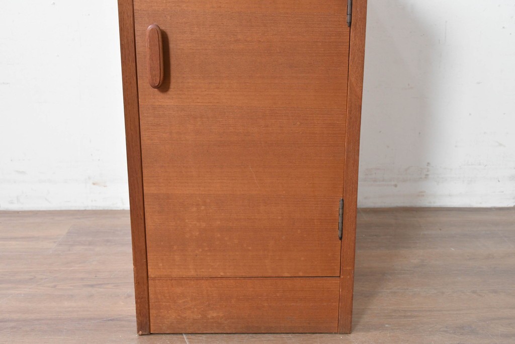 和製ヴィンテージ　チーク材　北欧デザインのシンプルなサイドキャビネット　(R-086693)