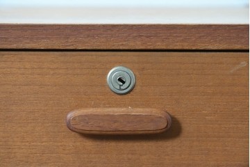 和製ヴィンテージ　チーク材　北欧デザインのシンプルなサイドキャビネット　(R-086693)