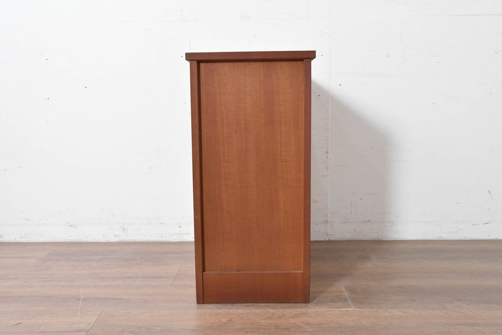 和製ヴィンテージ　チーク材　北欧デザインのシンプルなサイドキャビネット　(R-086693)