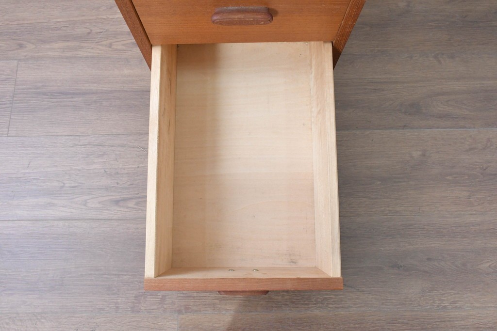 和製ヴィンテージ　チーク材　北欧デザインのシンプルなサイドチェスト　(R-086694)