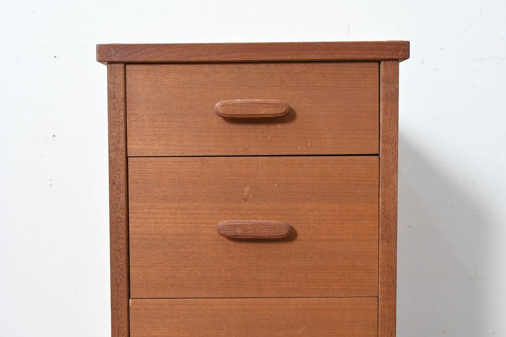 和製ヴィンテージ　チーク材　北欧デザインのシンプルなサイドチェスト　(R-086694)