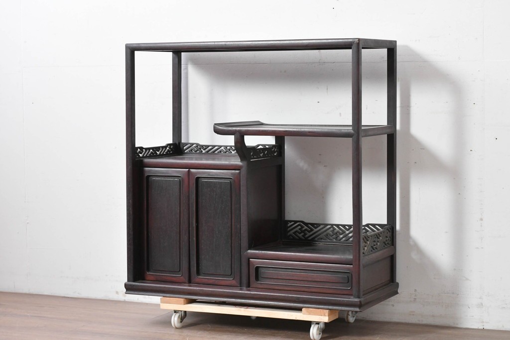 和製アンティーク　時代物!!　総紫檀(シタン)材　漆塗り　銘木の良さが際立つ透かし彫り入りの茶棚　(R-086695)