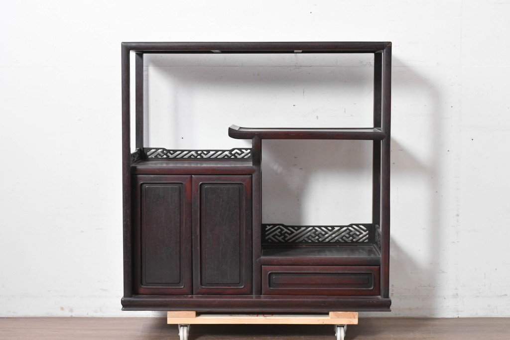 和製アンティーク　時代物!!　総紫檀(シタン)材　漆塗り　銘木の良さが際立つ透かし彫り入りの茶棚　(R-086695)