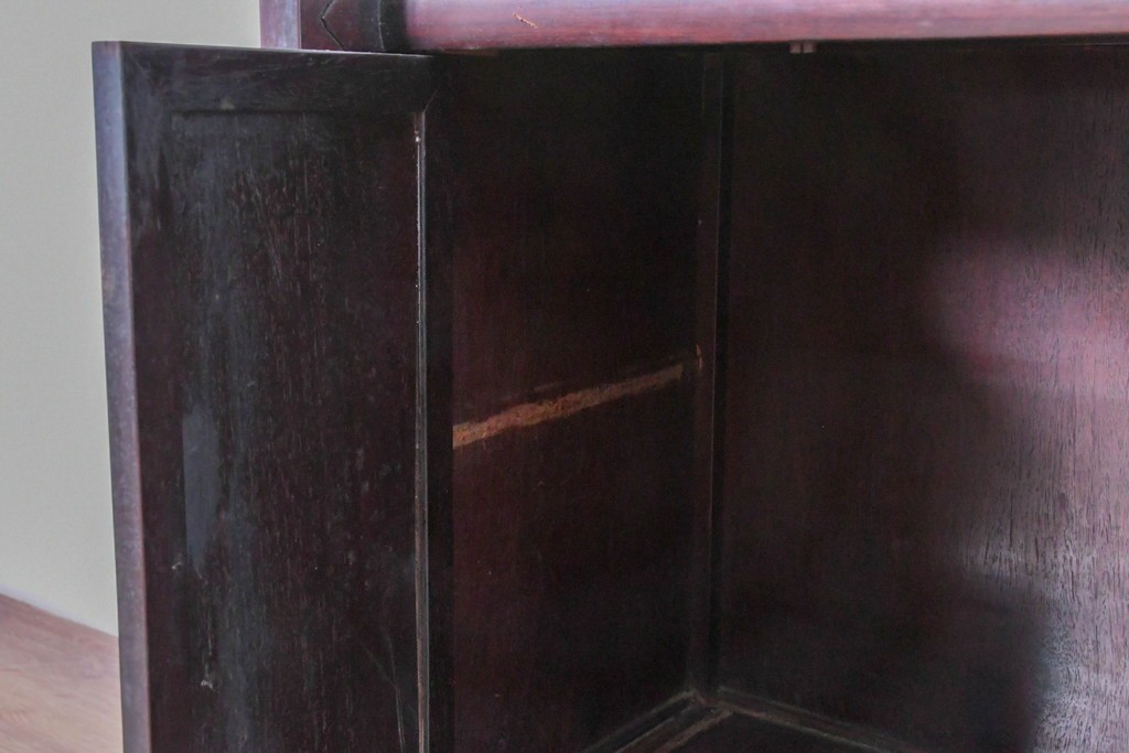 和製アンティーク　時代物!!　総紫檀(シタン)材　漆塗り　銘木の良さが際立つ透かし彫り入りの茶棚　(R-086695)