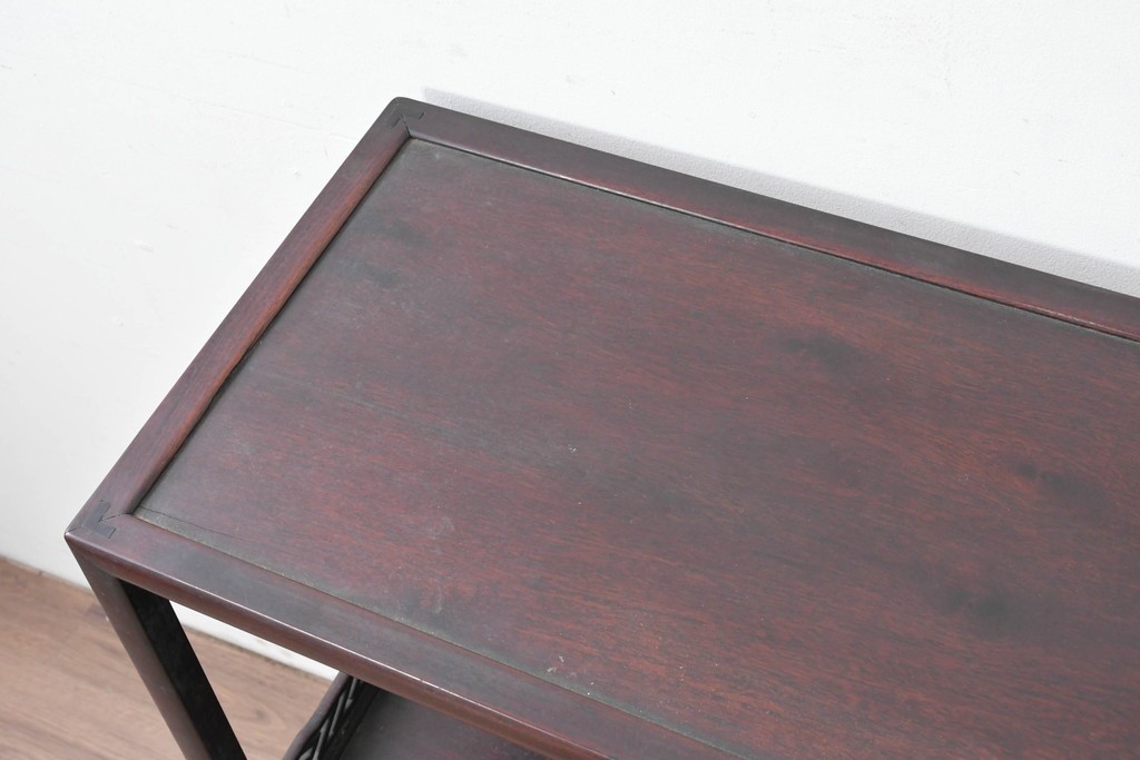 和製アンティーク　時代物!!　総紫檀(シタン)材　漆塗り　銘木の良さが際立つ透かし彫り入りの茶棚　(R-086695)