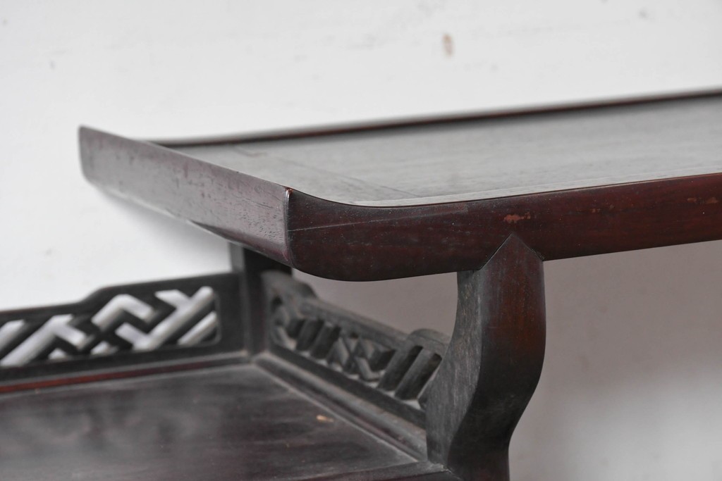 和製アンティーク　時代物!!　総紫檀(シタン)材　漆塗り　銘木の良さが際立つ透かし彫り入りの茶棚　(R-086695)