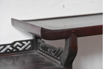 和製アンティーク　時代物!!　総紫檀(シタン)材　漆塗り　銘木の良さが際立つ透かし彫り入りの茶棚　(R-086695)