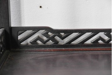 和製アンティーク　時代物!!　総紫檀(シタン)材　漆塗り　銘木の良さが際立つ透かし彫り入りの茶棚　(R-086695)