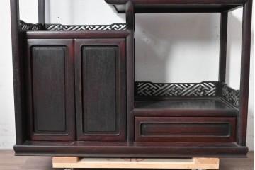 和製アンティーク　時代物!!　総紫檀(シタン)材　漆塗り　銘木の良さが際立つ透かし彫り入りの茶棚　(R-086695)