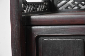 和製アンティーク　時代物!!　総紫檀(シタン)材　漆塗り　銘木の良さが際立つ透かし彫り入りの茶棚　(R-086695)