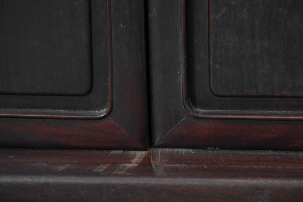 和製アンティーク　時代物!!　総紫檀(シタン)材　漆塗り　銘木の良さが際立つ透かし彫り入りの茶棚　(R-086695)