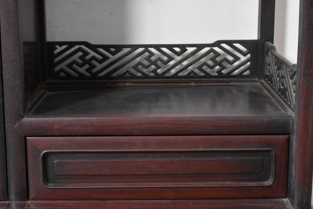 和製アンティーク　時代物!!　総紫檀(シタン)材　漆塗り　銘木の良さが際立つ透かし彫り入りの茶棚　(R-086695)