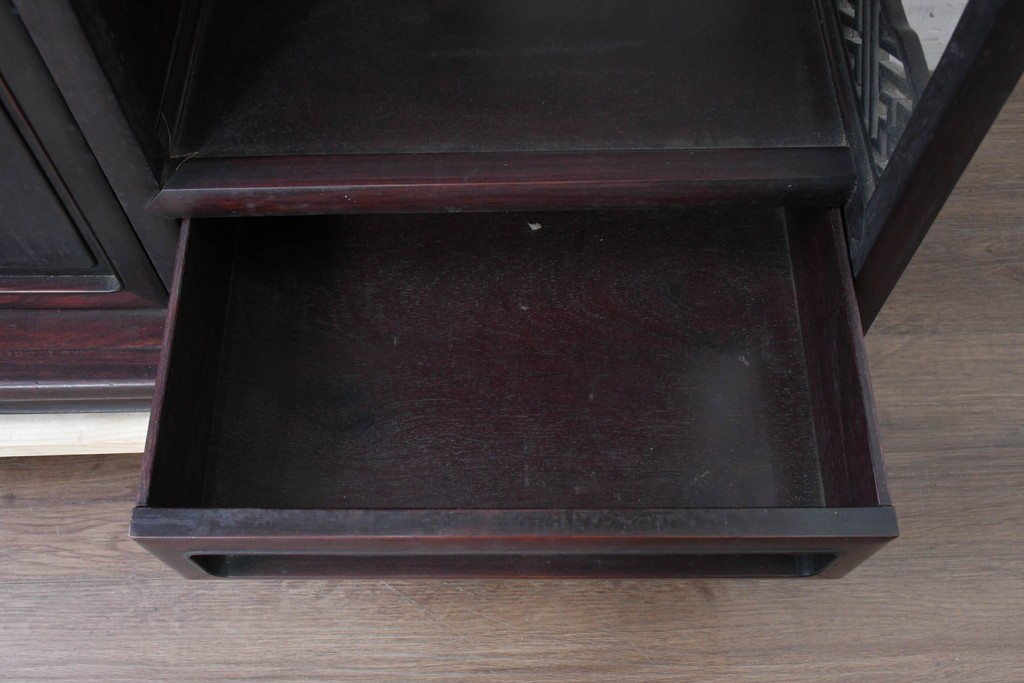 和製アンティーク　時代物!!　総紫檀(シタン)材　漆塗り　銘木の良さが際立つ透かし彫り入りの茶棚　(R-086695)