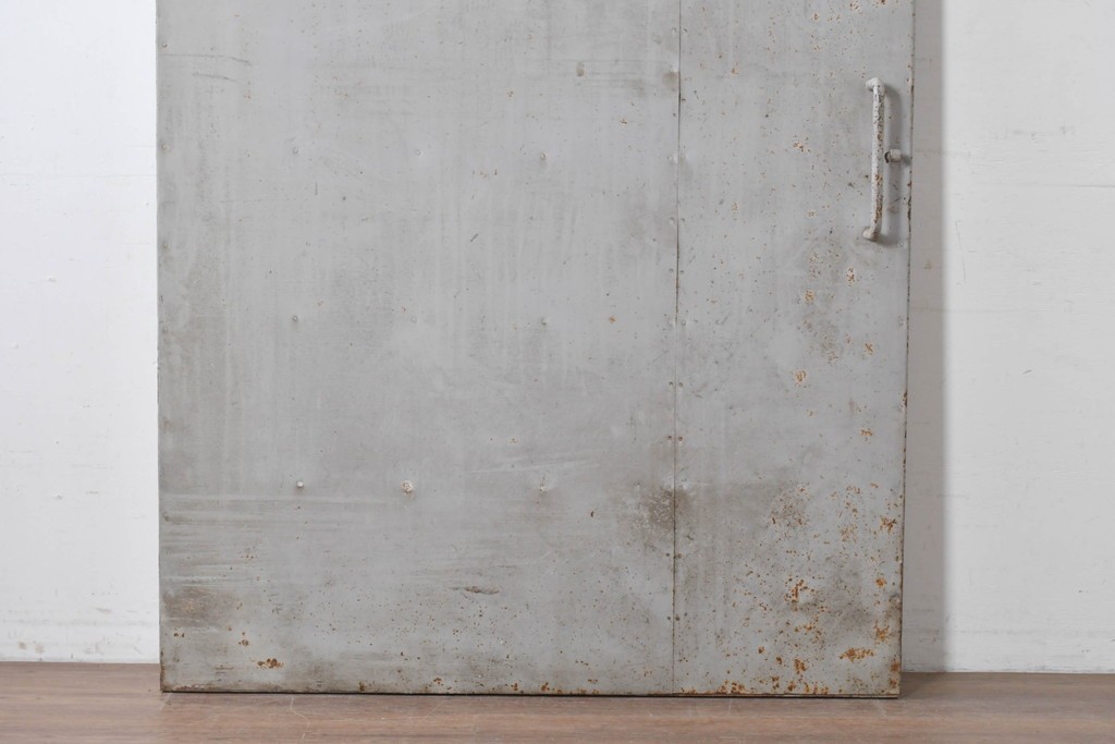 ヴィンテージ建具　昭和中期　鉄板張りの重厚な引き戸　(R-086696)