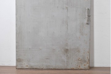 ヴィンテージ建具　昭和中期　鉄板張りの重厚な引き戸　(R-086696)