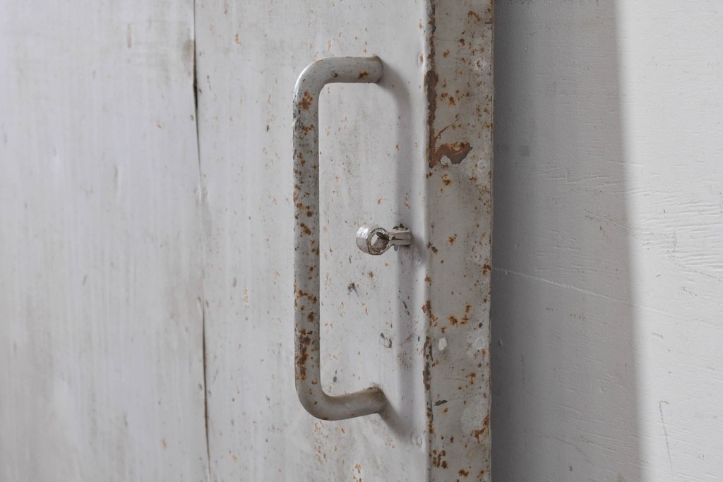 ヴィンテージ建具　昭和中期　鉄板張りの重厚な引き戸　(R-086696)