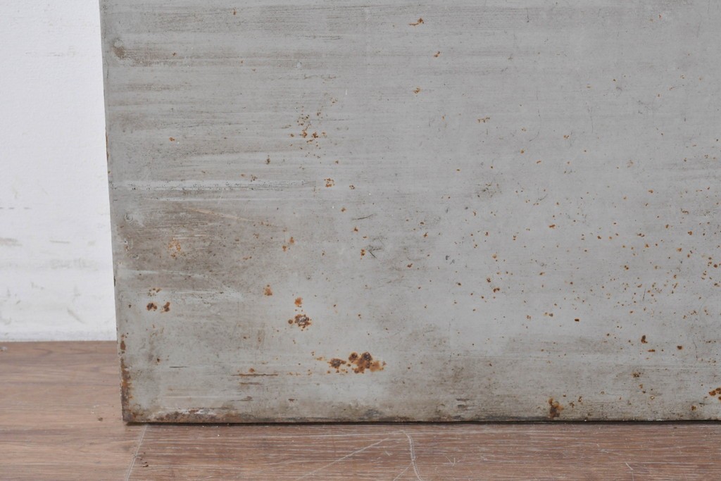 ヴィンテージ建具　昭和中期　鉄板張りの重厚な引き戸　(R-086696)