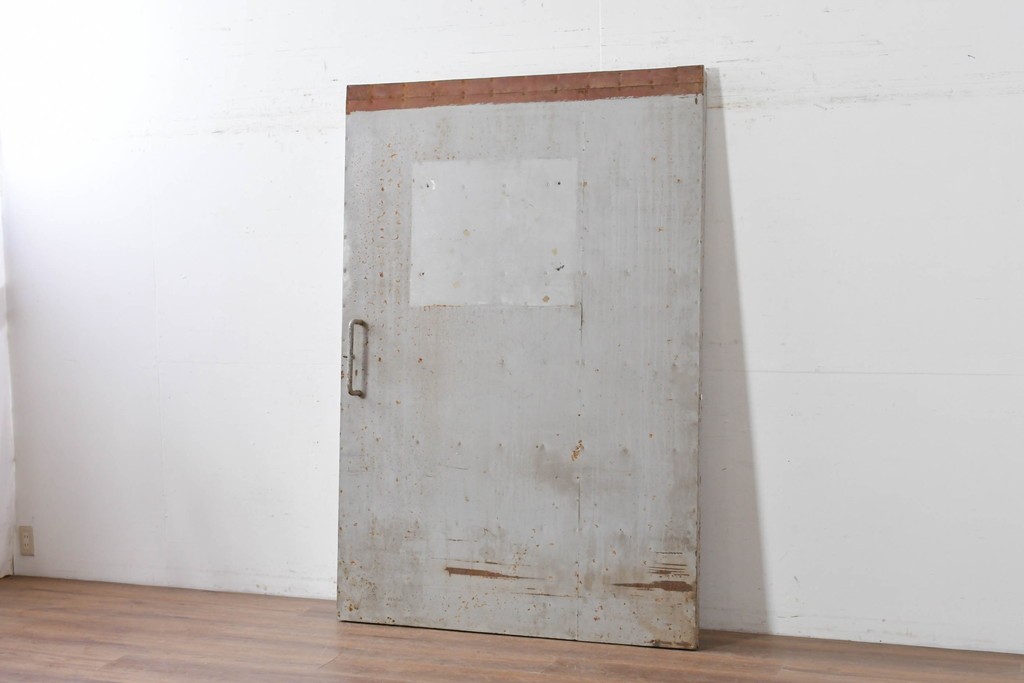 ヴィンテージ建具　昭和中期　鉄板張りの重厚な引き戸　(R-086697)