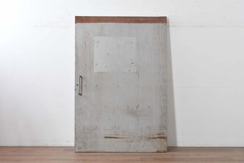 ヴィンテージ建具　昭和中期　鉄板張りの重厚な引き戸　(R-086697)