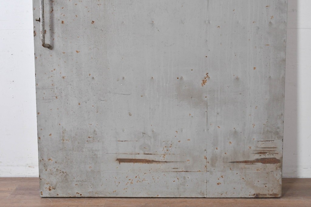 ヴィンテージ建具　昭和中期　鉄板張りの重厚な引き戸　(R-086697)