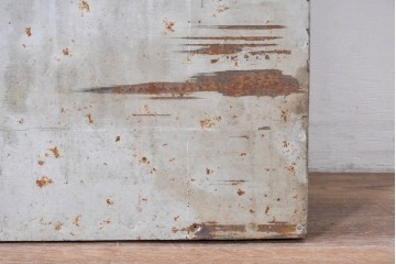 ヴィンテージ建具　昭和中期　鉄板張りの重厚な引き戸　(R-086697)