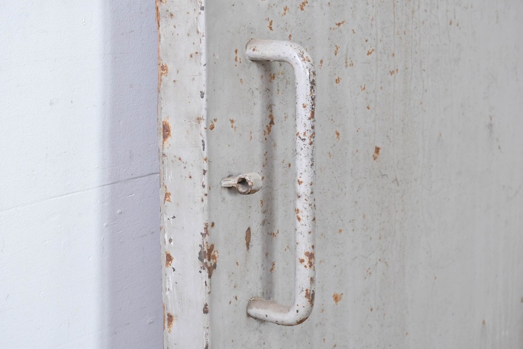 ヴィンテージ建具　昭和中期　鉄板張りの重厚な引き戸　(R-086697)