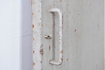 ヴィンテージ建具　昭和中期　鉄板張りの重厚な引き戸　(R-086697)