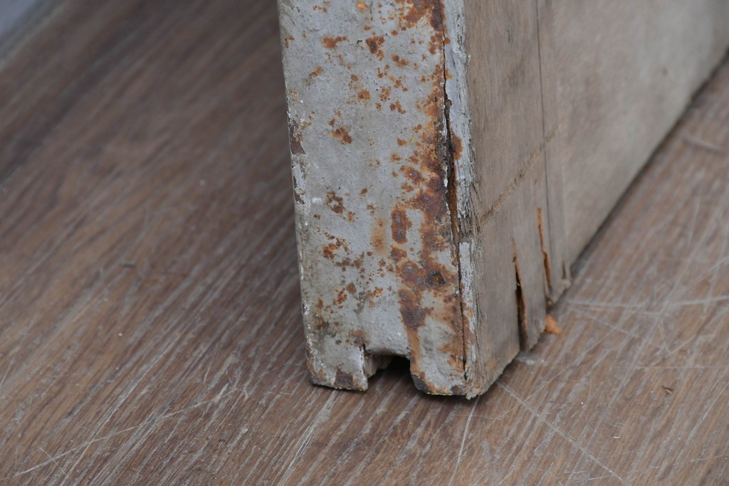 ヴィンテージ建具　昭和中期　鉄板張りの重厚な引き戸　(R-086697)