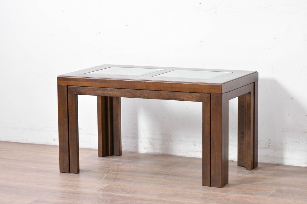 中古　美品　希少な廃番品　カリモク家具(karimoku)　domani(ドマーニ)　Morganton(モーガントン)　重厚な木製フレームのガラストップローテーブル　(R-086698)