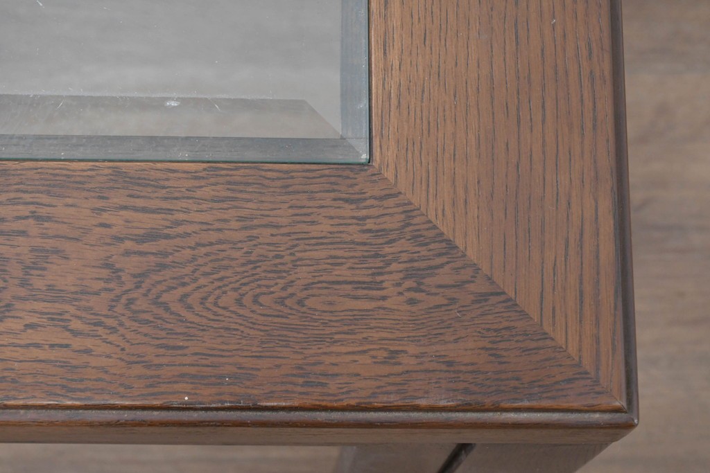 中古　美品　希少な廃番品　カリモク家具(karimoku)　domani(ドマーニ)　Morganton(モーガントン)　重厚な木製フレームのガラストップローテーブル　(R-086698)