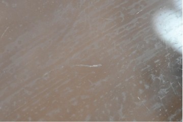 中古　美品　希少な廃番品　カリモク家具(karimoku)　domani(ドマーニ)　Morganton(モーガントン)　重厚な木製フレームのガラストップローテーブル　(R-086698)