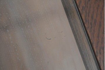 中古　美品　希少な廃番品　カリモク家具(karimoku)　domani(ドマーニ)　Morganton(モーガントン)　重厚な木製フレームのガラストップローテーブル　(R-086698)