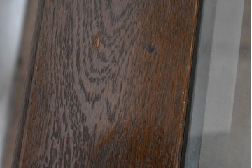 中古　美品　希少な廃番品　カリモク家具(karimoku)　domani(ドマーニ)　Morganton(モーガントン)　重厚な木製フレームのガラストップローテーブル　(R-086698)