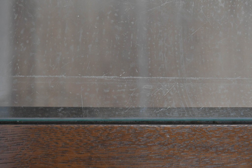 中古　美品　希少な廃番品　カリモク家具(karimoku)　domani(ドマーニ)　Morganton(モーガントン)　重厚な木製フレームのガラストップローテーブル　(R-086698)