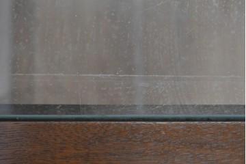 中古　美品　希少な廃番品　カリモク家具(karimoku)　domani(ドマーニ)　Morganton(モーガントン)　重厚な木製フレームのガラストップローテーブル　(R-086698)