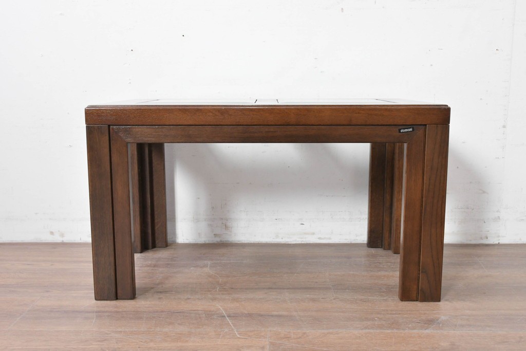 中古　美品　希少な廃番品　カリモク家具(karimoku)　domani(ドマーニ)　Morganton(モーガントン)　重厚な木製フレームのガラストップローテーブル　(R-086698)