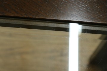 中古　美品　希少な廃番品　カリモク家具(karimoku)　domani(ドマーニ)　Morganton(モーガントン)　重厚な木製フレームのガラストップローテーブル　(R-086698)