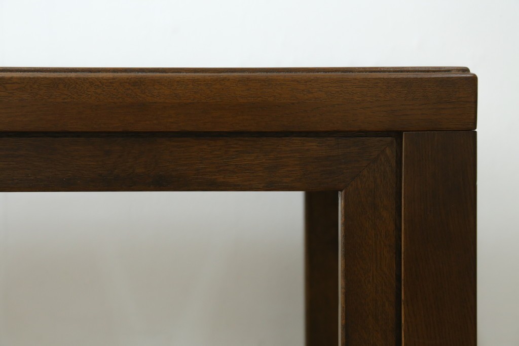 中古　美品　希少な廃番品　カリモク家具(karimoku)　domani(ドマーニ)　Morganton(モーガントン)　重厚な木製フレームのガラストップローテーブル　(R-086698)