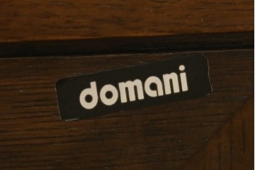 中古　美品　希少な廃番品　カリモク家具(karimoku)　domani(ドマーニ)　Morganton(モーガントン)　重厚な木製フレームのガラストップローテーブル　(R-086698)