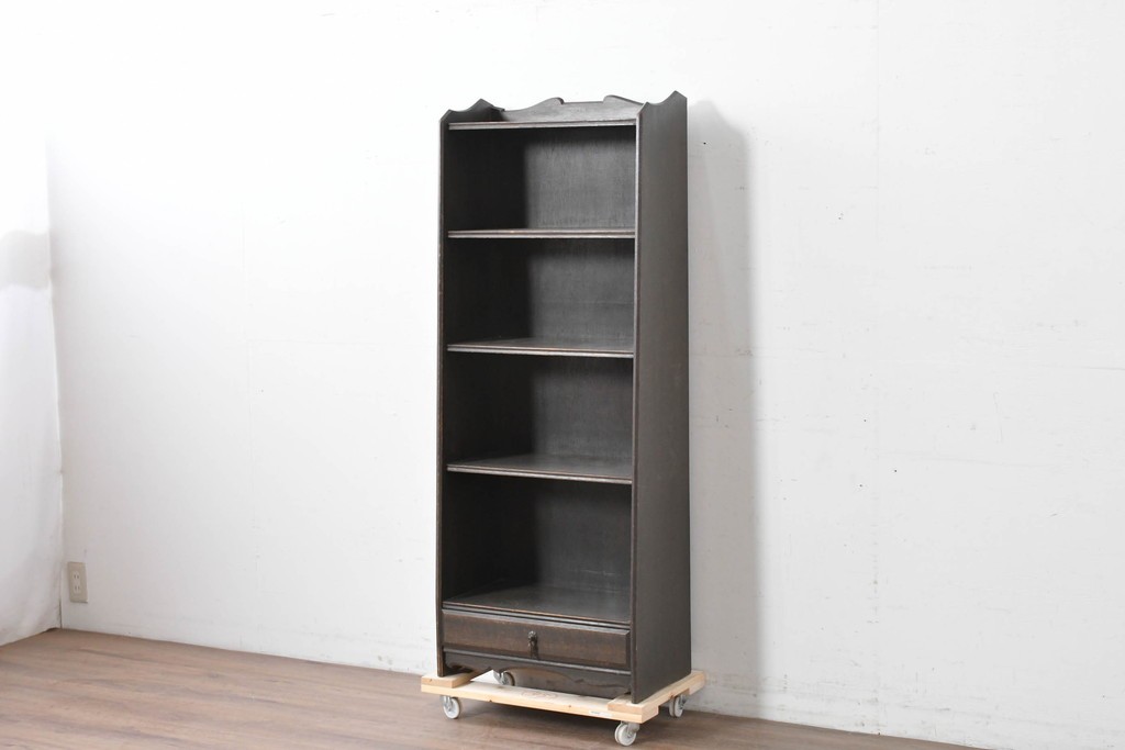 和製アンティーク　クラシカルな飾り板がアクセントの引き出し付き縦型シェルフ　(R-086700)