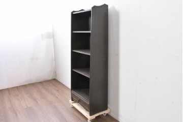 和製アンティーク　クラシカルな飾り板がアクセントの引き出し付き縦型シェルフ　(R-086700)