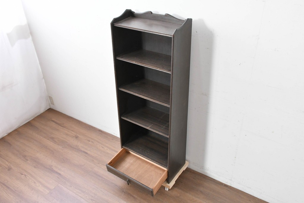 和製アンティーク　クラシカルな飾り板がアクセントの引き出し付き縦型シェルフ　(R-086700)