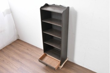 和製アンティーク　クラシカルな飾り板がアクセントの引き出し付き縦型シェルフ　(R-086700)