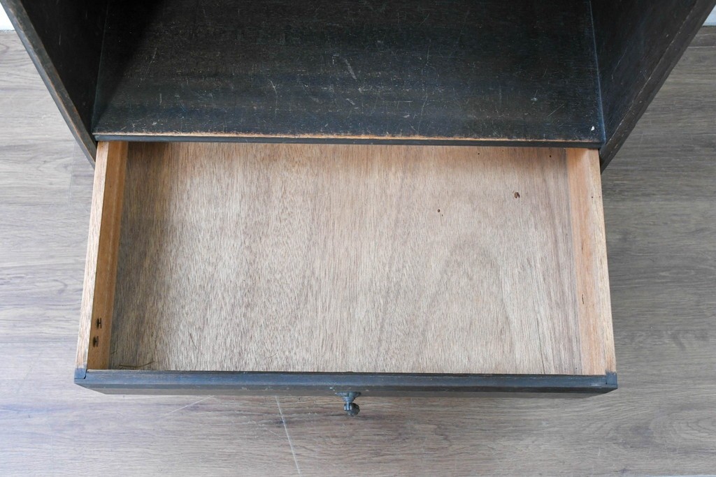 和製アンティーク　クラシカルな飾り板がアクセントの引き出し付き縦型シェルフ　(R-086700)