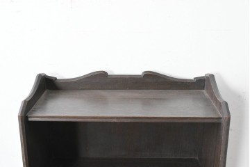 和製アンティーク　クラシカルな飾り板がアクセントの引き出し付き縦型シェルフ　(R-086700)